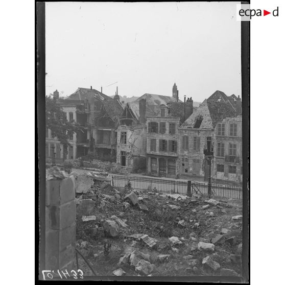 Arras, le parvis de la cathédrale [légende d'origine]