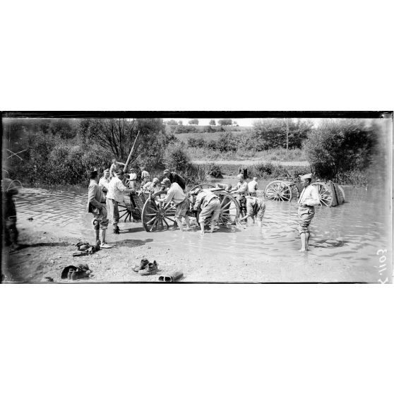 Région de Limey. Ravin Saint-Jean (Meurthe-et-Moselle). Lavage des caissons dans le ruisseau de l'Ache. [légende d'origine]