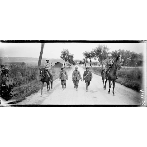 Près de Saint-Mihiel (Meuse). Prisonniers allemands ramenés à l'arrière. [légende d'origine]