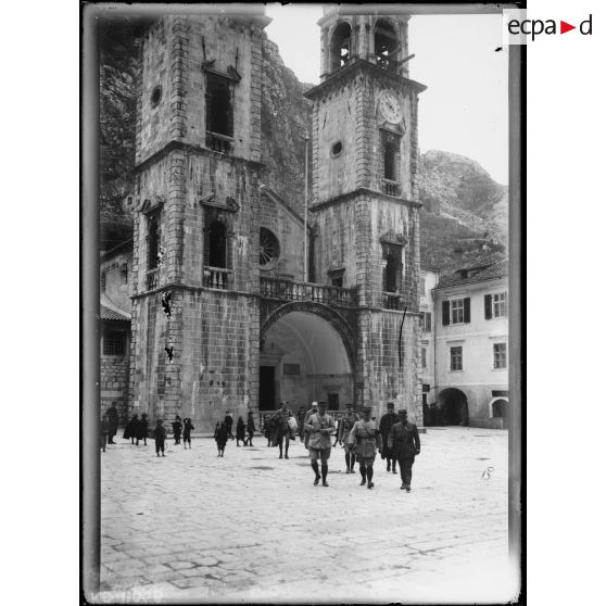 Cattaro. Monténégro. Voyage du général Franchet d'Esperey. Le général sort de la cathédrale. [légende d'origine]