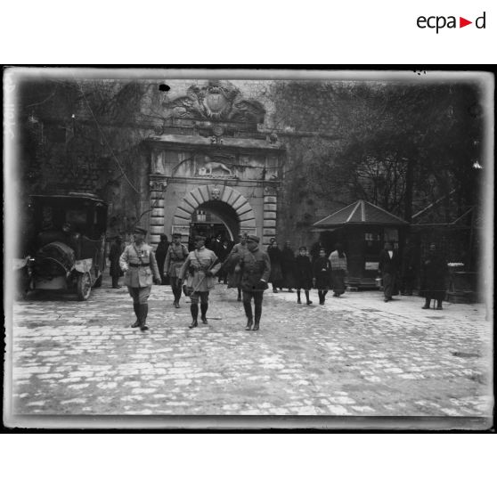 Cattaro. Le général Franchet d'Esperey visite des fortifications. La porte de Cattaro. [légende d'origine]