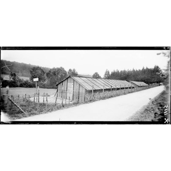 Près de Grimaucourt-près-Sampigny (Meuse). Ferme de Girouet. Camp de prisonniers. [légende d'origine]