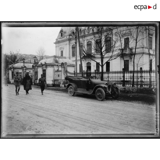 Voyage du général Franchet d'Esperey. Cettigné, Monténégro. Le général sort de l'ambassade russe occupée par les troupes françaises. [légende d'origine]