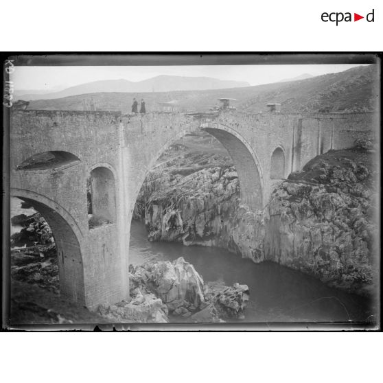 Voyage du général Franchet d'Esperey. Le pont de Podgoritza. Le milieu avait été détruit par l'ennemi. [légende d'origine]