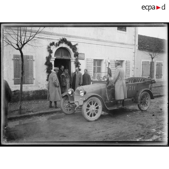 Cettigné. Voyage du général Franchet d'Esperey. Le général sort de l'hôtel qui lui avait été réservé. [légende d'origine]