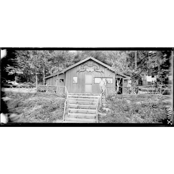 Près de Grimaucourt-près-Sampigny (Meuse). Le bureau de "L'écho des gourbis". [légende d'origine]