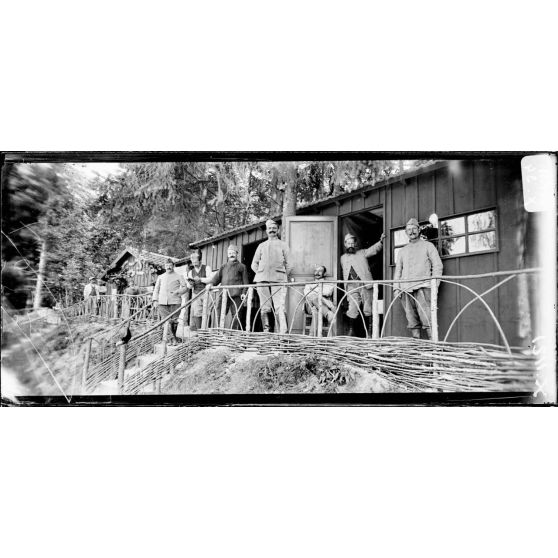 Près de Grimaucourt-près-Sampigny (Meuse). Bois de Girouet. Groupe de sous-officiers mitrailleurs. [légende d'origine]