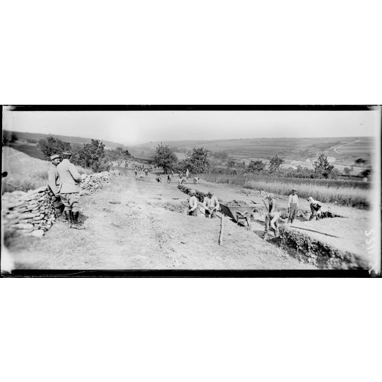 Près de Grimaucourt-près-Sampigny (Meuse). Bois de Girouet. Prisonniers allemands faits dans la Somme continuant une route à l'arrière de Grimaucourt à Mesnil-aux-Bois. [légende d'origine]