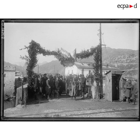 Virpazar. Voyage du général Franchet d'Esperey. L'arc de triomphe dressé à l'entrée du pont. [légende d'origine]