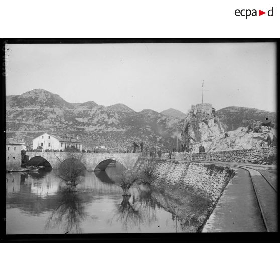 Virpazar. Le pont et le sémaphore. [légende d'origine]