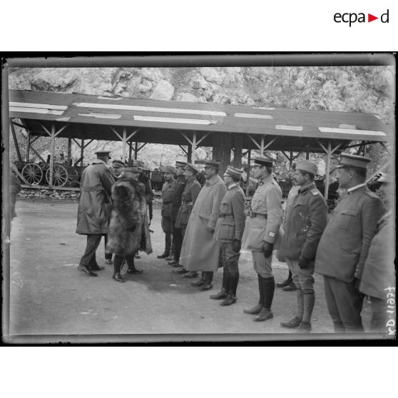 Voyage du général Franchet d'Esperey. Antivari. Le général Franchet d'Esperey et les officiers français, anglais et italiens. [légende d'origine]