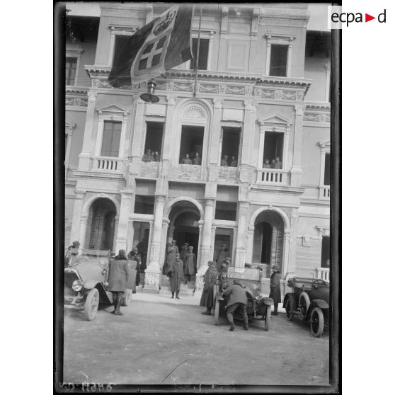 Valona. Le général Franchet d'Esperey. Le général sort du quartier général italien. [légende d'origine]