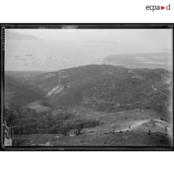 Caniria. Voyage du général Franchet d'Esperey. Vue de la baie de Valona. [légende d'origine]