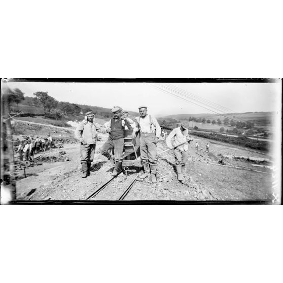 Près de Grimaucourt-près-Sampigny (Meuse). Bois de Girouet. Prisonniers allemands faits dans la Somme continuant une route à l'arrière de Grimaucourt à Mesnil-aux-Bois. [légende d'origine]