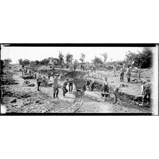 Près de Grimaucourt-près-Sampigny (Meuse). Bois de Girouet. Prisonniers allemands faits dans la Somme continuant une route à l'arrière de Grimaucourt à Mesnil-aux-Bois. [légende d'origine]