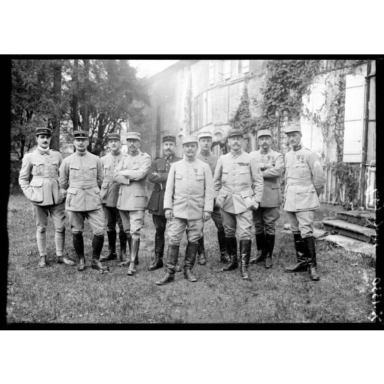 Groupe de l'état-major de la 67e brigade. Général Savy. [légende d'origine]