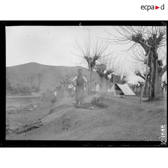 Sur la piste de Vasilika. Camp Serbe. [légende d'origine]