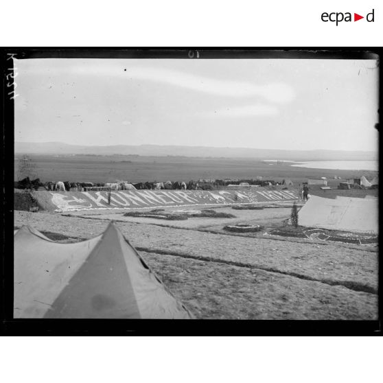 Route de Salonique à Loutra. Les jardins du dépôt de cavalerie. [légende d'origine]