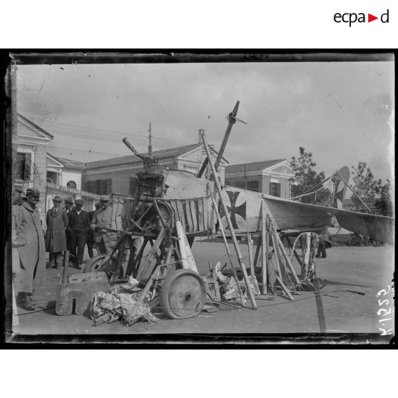 Aviatik allemand descendu le 27 mars 1916 près du lac d'Amatovo et exposé dans les jardins de la Tour Blanche (Salonique). [légende d'origine]