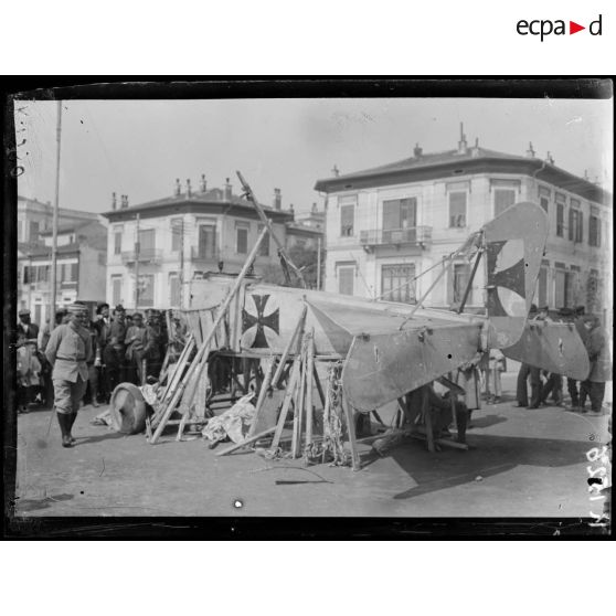 Aviatik allemand descendu le 27 mars 1916 près du lac d'Amatovo et exposé dans les jardins de la Tour Blanche (Salonique). [légende d'origine]