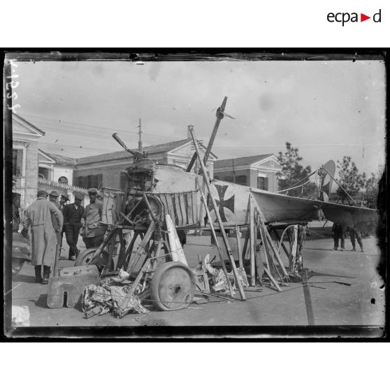 Salonique. Aviatik abattu le 27 mars 1916 dans le lac d'Amatovo, exposé dans le jardin de la Tour Blanche. [légende d'origine]