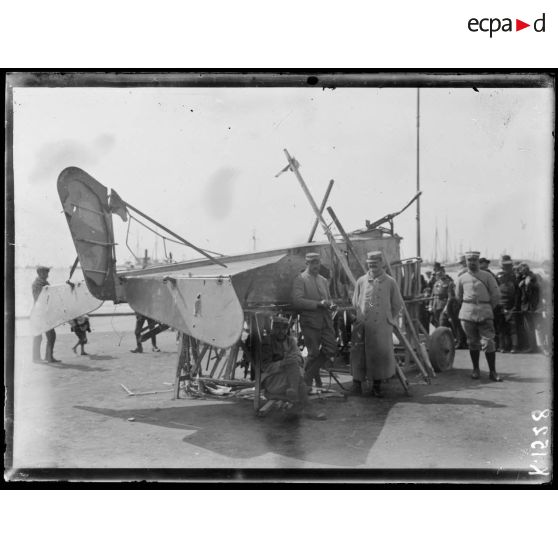 Salonique. Aviatik abattu le 27 mars 1916 dans le lac d'Amatovo, exposé dans le jardin de la Tour Blanche. [légende d'origine]