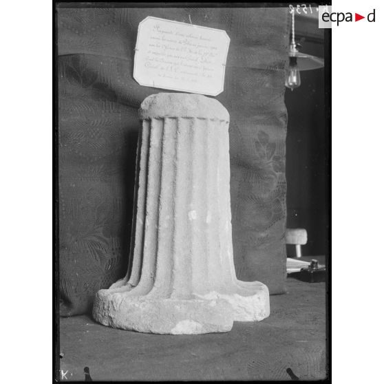 Salonique. QGAO [Quartier général des armées d'Orient]. Exposition d'objets découverts dans les ruines de Pella. [légende d'origine]