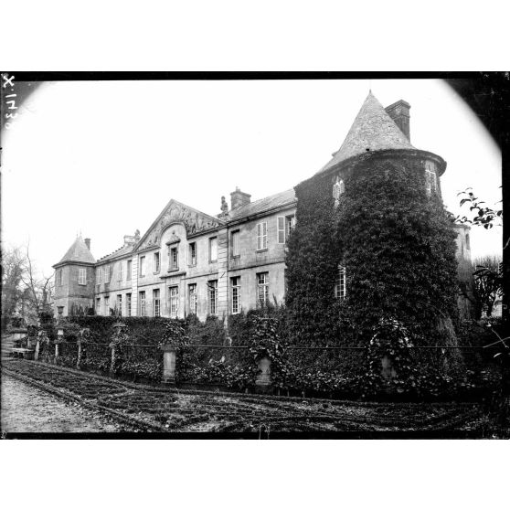 Vic-sur-Aisne (Aisne). Le château. Vue en perspective de la façade principale. [légende d'origine]