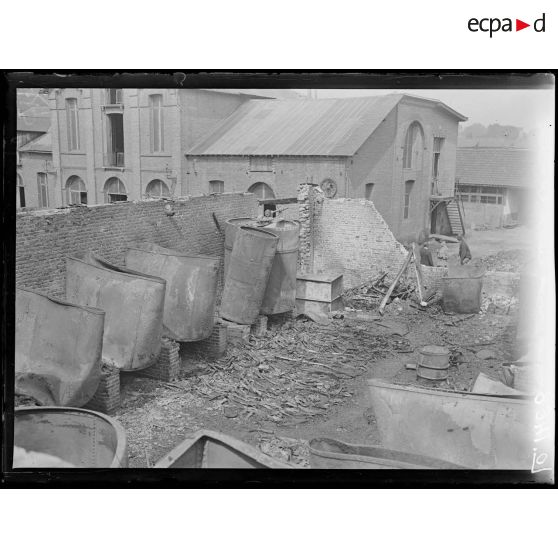 Abbeville, rue Levieu. Tuilerie bombardée. [légende d'origine]