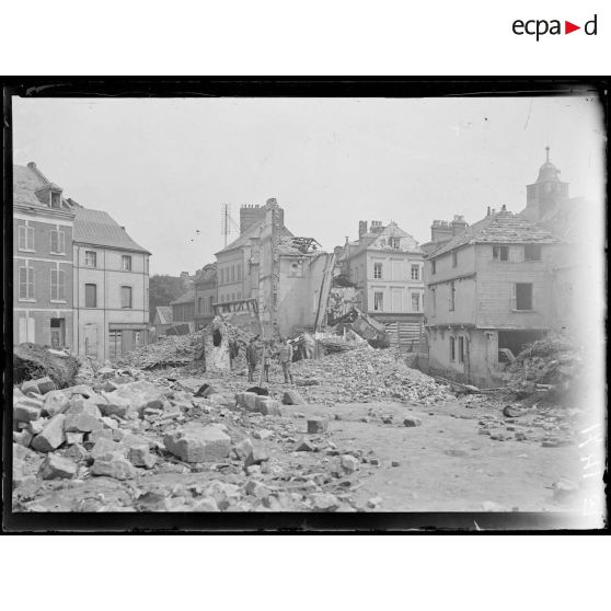 Abbeville, place Sainte-Catherine. Maisons bombardées. [légende d'origine]