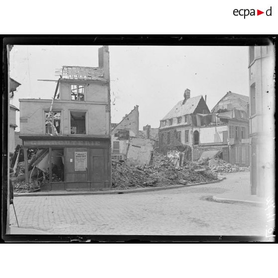 Abbeville, place Sainte-Catherine. Maisons bombardées. [légende d'origine]