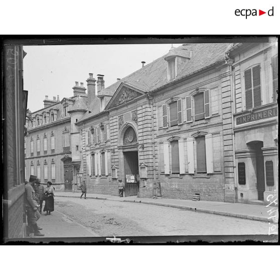 Abbeville, la façade de l'hôtel de ville. [légende d'origine]