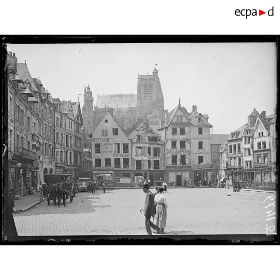 Abbeville, place Courbet. Maisons bombardées. [légende d'origine]