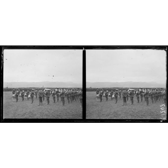 Camp de Lembet (partie ouest du Camp de Zeïtenlik). Revue passée par le général Mahon à l'occasion de la remise au général Sarrail de la Grande croix de Saint-Michel et de Saint-Georges. La musique anglaise. [légende d'origine]