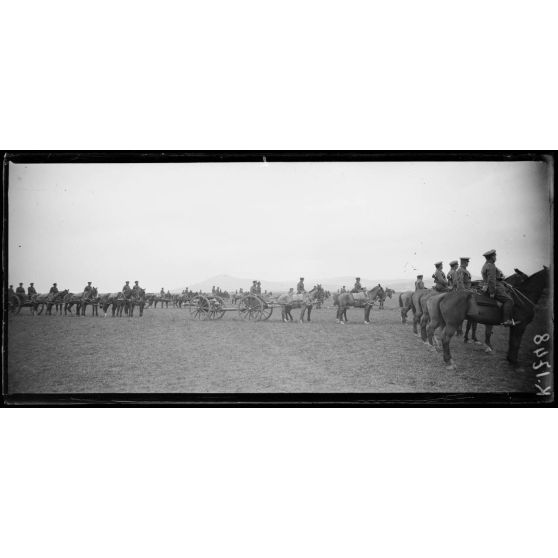 Camp de Lembet (partie ouest du Camp de Zeïtenlik). Revue passée par le général Mahon à l'occasion de la remise au général Sarrail de la Grande croix de Saint-Michel et de Saint-Georges. L'artillerie anglaise. [légende d'origine]