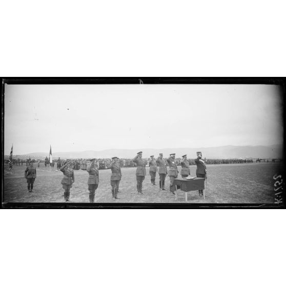 Camp de Lembet (partie ouest du Camp de Zeïtenlik). Revue passée par le général Mahon à l'occasion de la remise au général Sarrail de la Grande croix de Saint-Michel et de Saint-Georges. [légende d'origine]