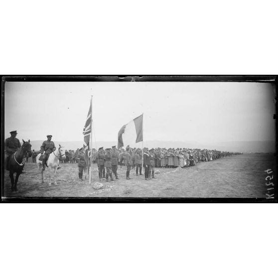 Camp de Lembet (partie ouest du Camp de Zeïtenlik). Généraux Mahon et Sarrail et officiers d'Etat major pendant le défilé. Au fond, la foule. [légende d'origine]