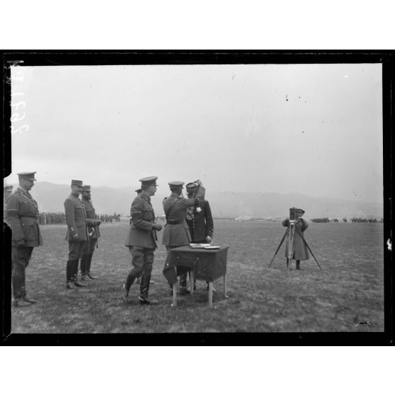 Camp de Lembet. Remise du grand cordon de l'ordre de Saint-Michel et Saint-Georges au général Sarrail par le général Mahon. [légende d'origine]