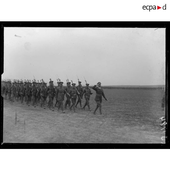 Camp de Lembet (partie ouest du camp de Zeitenlik). Généraux Mahon et Sarrail et officiers d'Etat Major. [légende d'origine]