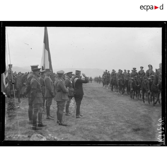 Camp de Lembet (partie ouest du camp de Zeitenlik). Les généraux Sarrail et Mahon quittant le terrain de la revue. [légende d'origine]