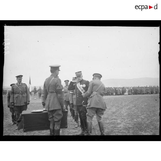 Camp de Lembet. Remise du grand cordon de l'ordre de Saint-Michel et de Saint-Georges au général Sarrail par le général Mahon. [légende d'origine]