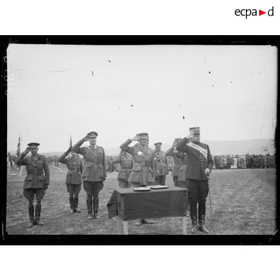 Camp de Lembet. Le général Sarrail portant le grand cordon de l'ordre et le général Mahon saluant les troupes. [légende d'origine]