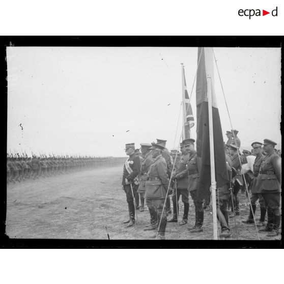 Camp de Lembet. Défilé de l'infanterie anglaise devant les généraux Sarrail et Mahon. [légende d'origine]