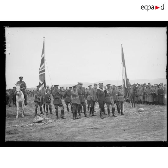 Camp de Lembet. Les généraux Sarrail et Mahon pendant le défilé des troupes. [légende d'origine]