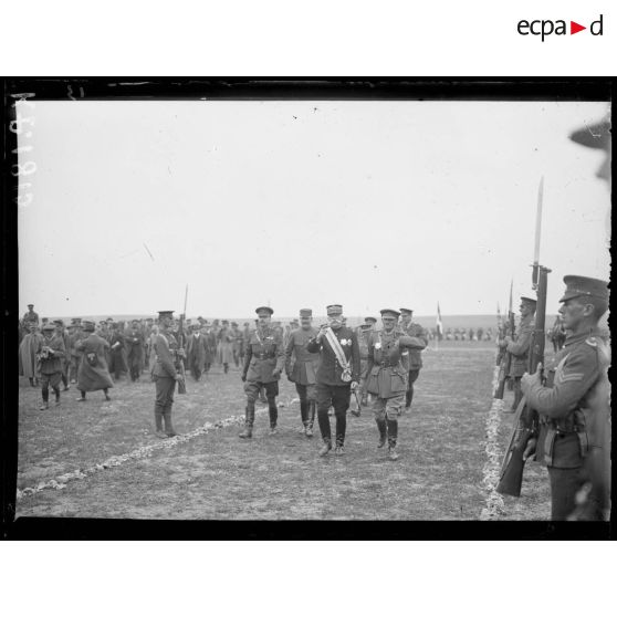 Camp de Lembet (partie ouest du camp de Zeïtenlick). Départ des généraux Sarrail et Mahon. [légende d'origine]