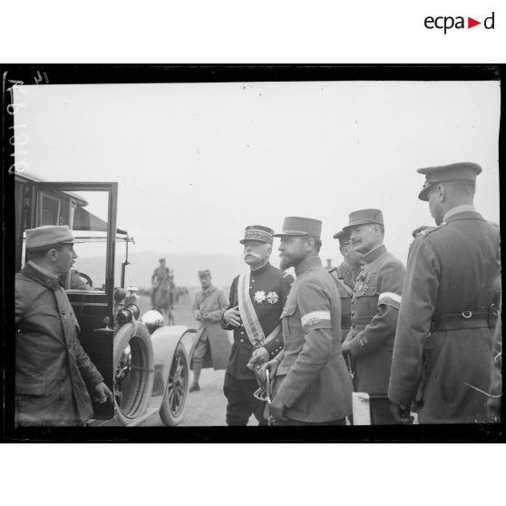 Camp de Lembet (partie ouest du camp de Zeïtenlick). Départ du général Sarrail. [légende d'origine]