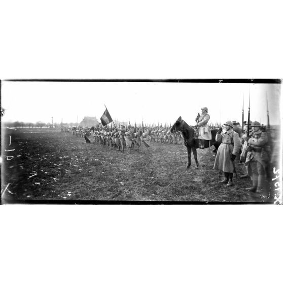 Canly (Oise). Prise d'armes pour la remise de décorations par le général Fayolle, commandant la 1re armée. [légende d'origine]