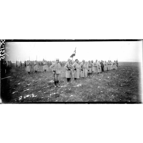 Canly (Oise). Les officiers devant être décorés. [légende d'origine]