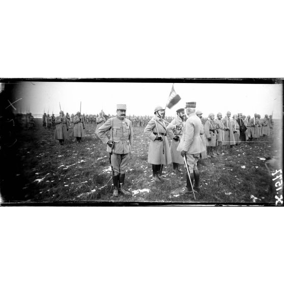 Canly (Oise). Remise de décorations par le général Fayolle. [légende d'origine]