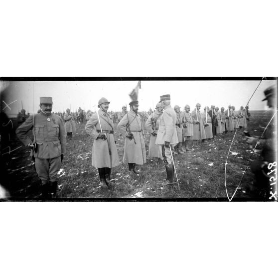 Canly (Oise). Remise de décorations par le général Fayolle. [légende d'origine]